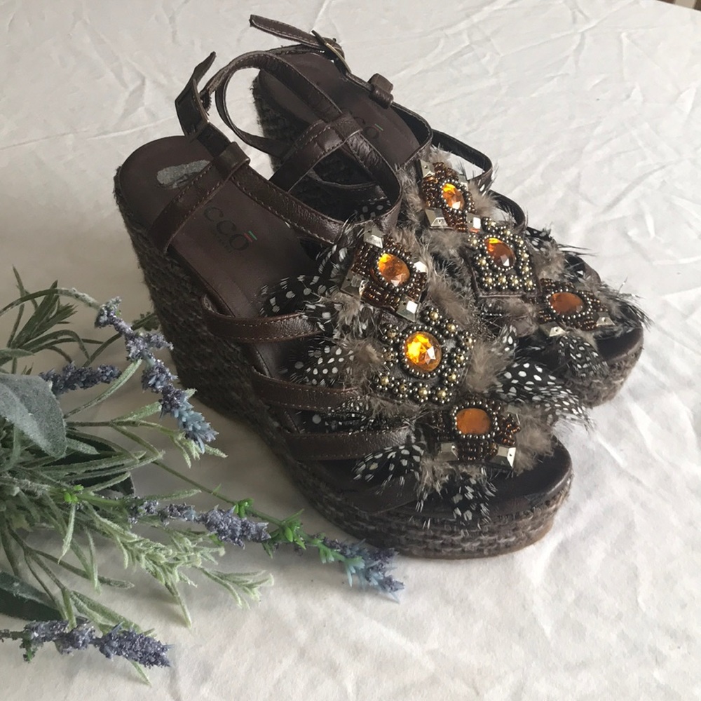 Bucco Brown Feather Wedges